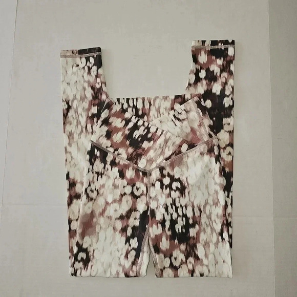 Aerie OFFLINE Shine High-Waisted Crossover Legging In Cocoa Cream - Picture 3 of 6